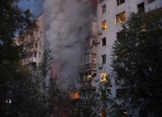 Россияне нанесли еще два удара по Запорожью: горит высотка, есть раненые