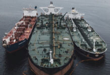 Теневой флот РФ может не только запускать дроны, но и возить оружие – исследователь Кохв