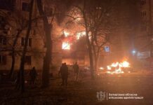 Россия ударила по Запорожью: в многоэтажке горят несколько этажей – видео