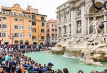 В Риме вводят платный вход к фонтану Треви: туристы будут платить 2 евро