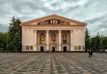 Здание, которое выстояло под нацистской оккупацией и не выдержало русский мир. Оккупанты торжественно открыли драмтеатр, — ВИДЕО