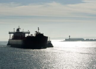 Танкер с российской нефтью прибыл в Китай по запутанному маршруту, — Bloomberg