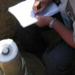 В Мариуполе из колодцев исчезла вода. оккупанты роют землю в поисках подземных запасов