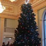 Елка на костях. Оккупанты украсили новый драмтеатр в Мариуполе, — ФОТОФАКТ