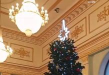 Елка на костях. Оккупанты украсили новый драмтеатр в Мариуполе, — ФОТОФАКТ