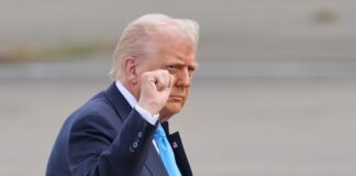 Трамп выругался и показал средний палец работнику завода Ford – видео