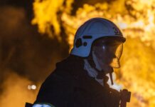 В Киеве во время работ на энергообъекте погиб спасатель-верхолаз – фото