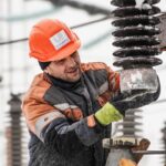 Власти анонсировали доплаты энергетикам, восстанавливающим объекты после российских атак