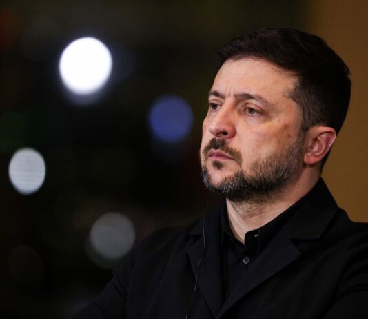 Надо искать диалог, но сдаваться никто не собирается: Зеленский о переговорах с РФ