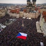 В Праге около 90 000 человек вышло на акцию в поддержку Павела – фото