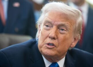 Трамп пригрозил Ирану второй авианосной группой, но переговоры оценивает положительно