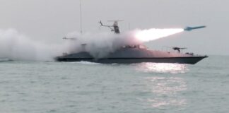 Иран провел учения в ключевом проливе для перевозки нефти и газа, за день до переговоров с США