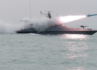 Иран провел учения в ключевом проливе для перевозки нефти и газа, за день до переговоров с США