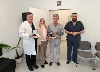 Общественное движение Мариуполя наградило врачей за спасение людей во время блокады, — ФОТО