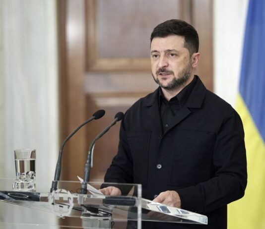 Рабства нет: Зеленский сделал заявление о выезде украинцев за границу