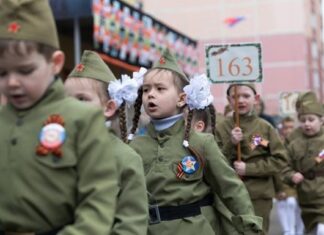 В Донецкой школе парты погибших выпускников устанавливают уже партиями, — ВИДЕО