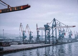 В оккупированном Мариуполе зафиксировали попадания по складам в районе порта