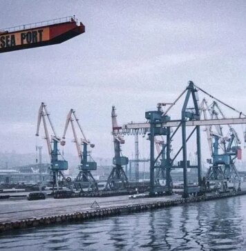 В оккупированном Мариуполе зафиксировали попадания по складам в районе порта