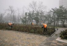 В оккупированном Мариуполе осужденных отправляют убирать город