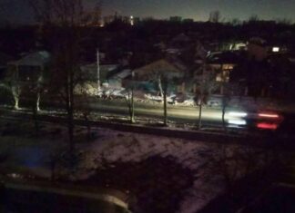 В оккупированном Мариуполе аварийно обесточено около 100 домов и квартир