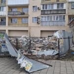 Мусор вместо благоустройства. В центре оккупированного Мариуполя ветер открыл скрытую реальность, – ФОТОФАКТ