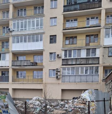 Мусор вместо благоустройства. В центре оккупированного Мариуполя ветер открыл скрытую реальность, – ФОТОФАКТ