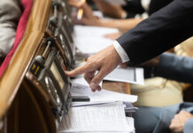 В «слугах» отрицают, что 50-60 нардепов хотят уйти из Рады