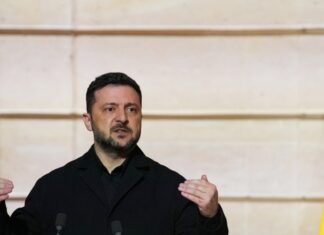 Зеленский заявил о 10 военных заводов в мире, которые строились «за спиной государства»