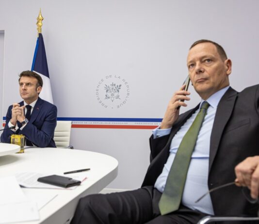 «По сути – «f*** you». FT рассказало реакцию Кремля на переговорщиков Макрона