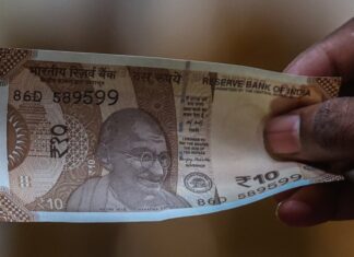 Bloomberg: Рупия рекордно упала из-за конфликта в Иране, центробанк Индии вынужден был вмешаться