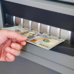 НБУ начал выдавать банкам наличную валюту после венгерского инцидента с Ощадбанком