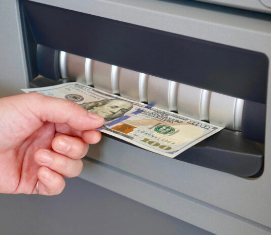 НБУ начал выдавать банкам наличную валюту после венгерского инцидента с Ощадбанком