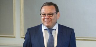 ЕС не продлил санкции двум россиянам, но это не олигархи Усманов и Фридман – Politico