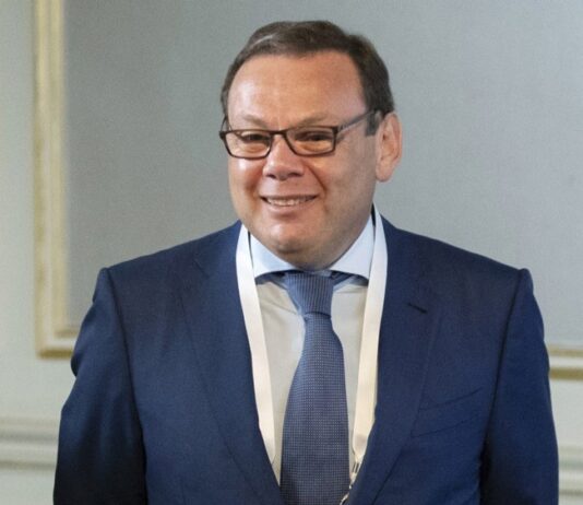 ЕС не продлил санкции двум россиянам, но это не олигархи Усманов и Фридман – Politico