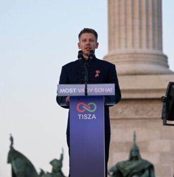 До выборов в Венгрии меньше месяца: в Будапеште прошли большие митинги Орбана и Мадяра – фото