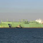 Поврежденный российский танкер со сжиженным газом отбуксируют в порт в Ливии