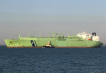 Поврежденный российский танкер со сжиженным газом отбуксируют в порт в Ливии