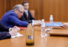 МИД Молдовы вызвал посла России. На встречу принесли загрязненную воду из Днестра – фото