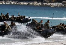 После заявлений Трампа о переговорах с Ираном CBS News пишет, что планы по отправке войск все те же