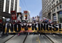 В тысячах городов США прошли митинги против Трампа под лозунгом «Без королей» – фото