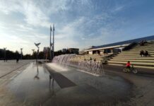 В Мариуполе рушится трибуна на площади Свободы. Как выглядит пространство сейчас, – ВИДЕО