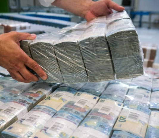 Почти 1000 евро пенсии: украинцы могут получить выплату без стажа