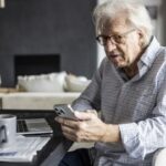 Для переселенцев из Донбасса создали WhatsApp-группу поддержки Пенсионного фонда