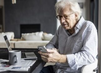 Для переселенцев из Донбасса создали WhatsApp-группу поддержки Пенсионного фонда