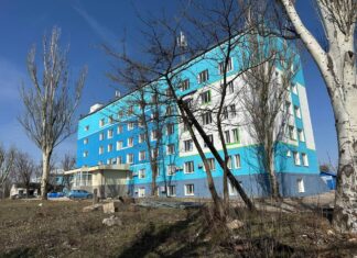 Территория больницы в оккупированном Мариуполе обрушена мусором, — ФОТОФАКТ