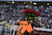 Признание на поле. Защитник Мариуполя сделал предложение любимому во время матча «Шахтера», — ФОТО