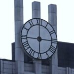 В оккупированном Мариуполе вокзальные часы остались без стрелок, — ФОТОФАКТ