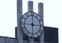 В оккупированном Мариуполе вокзальные часы остались без стрелок, — ФОТОФАКТ