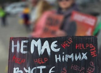 Мариупольцы выходят на акции поддержки пленных и пропавших без вести