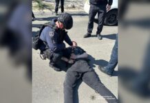 В Одессе мужчина с оружием и гранатой устроил стрельбу посреди улицы